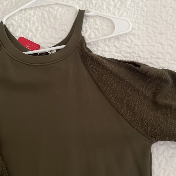 Evereve, olive green, asymmetrical, shoulder, cut out top - Picture 4 of 7